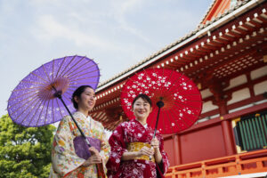 這是日本祭典，女子穿和服慶祝
