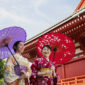 這是日本祭典，女子穿和服慶祝